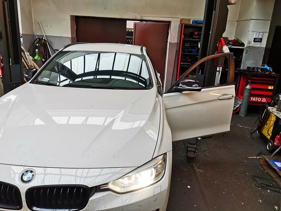 Serwis BMW Sosnowiec samochód na podnośniku w warsztacie